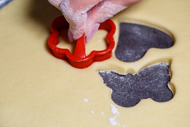 Cocinar deliciosas galletas caseras de diferentes figuras de la masa