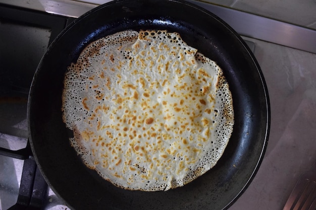 Cocinar un delicioso panqueque frito en una sartén Vista desde arriba