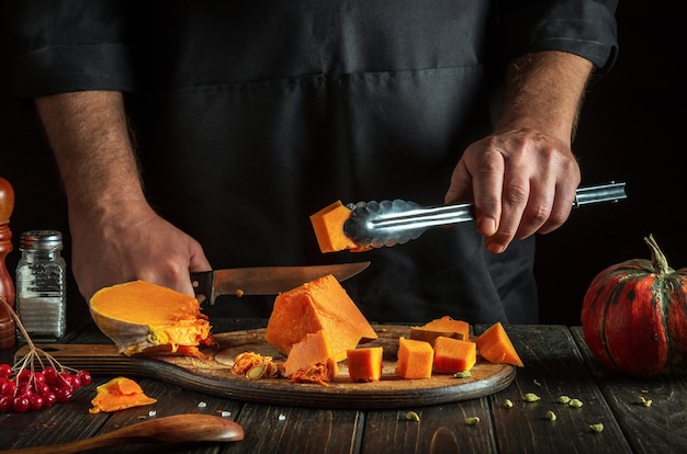 Cocinar un delicioso plato nacional de calabaza con las manos de un chef profesional