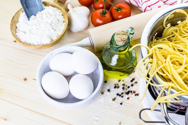 Cocinar espaguetis orgánicos para la cena.