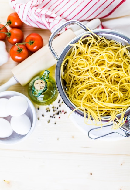 Cocinar espaguetis orgánicos para la cena.