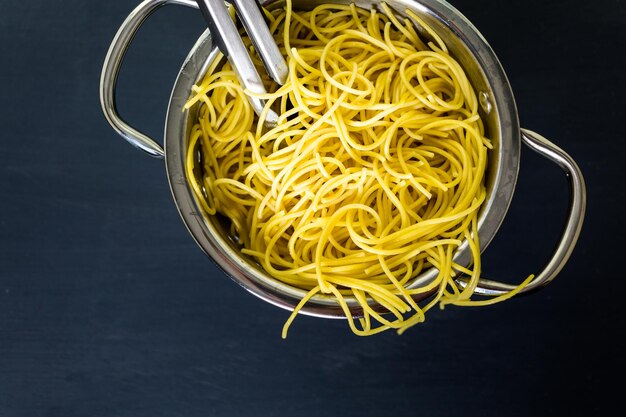 Cocinar espaguetis orgánicos para la cena.