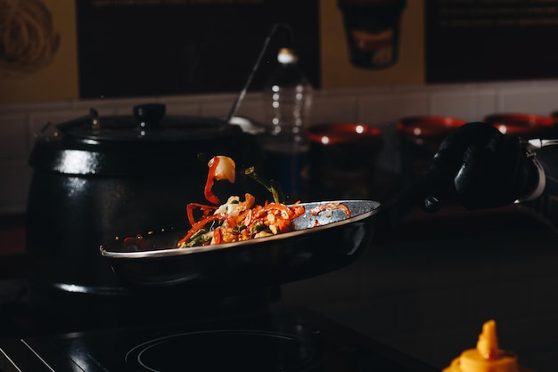 Foto cocinar fideos japoneses con pollo