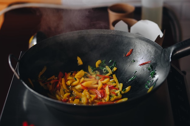 Cocinar fideos japoneses con pollo