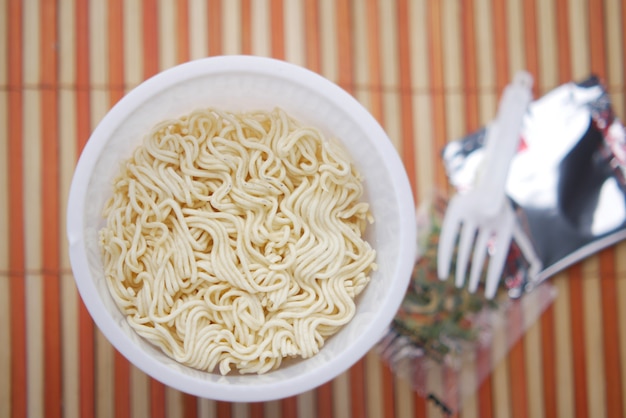 Cocinar fideos vista superior instantánea.