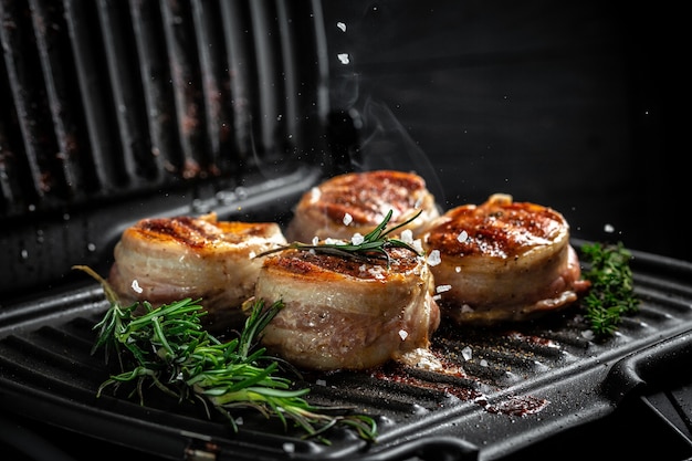 Cocinar filete de ternera a la parrilla servido en una mesa negra para copiar el texto del menú del restaurante del espacio, vista superior.