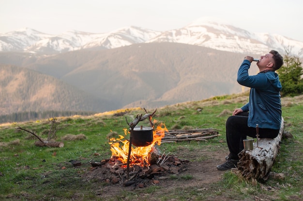 Cocinar en una fogata en las montañas