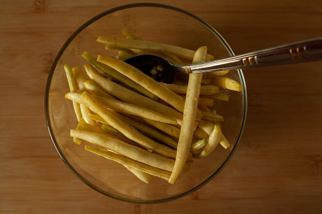 Cocinar frijoles amarillos y verdes