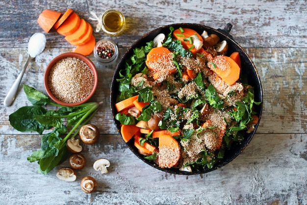 Cocinar gachas de trigo veganas con verduras y champiñones.