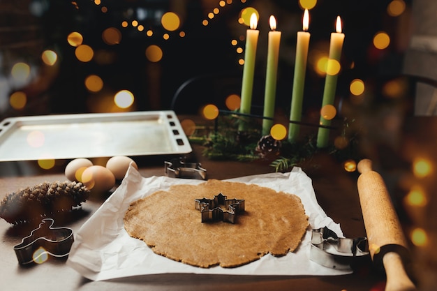 Foto cocinar galletas de jengibre de navidad en la cocina. foto de alta calidad