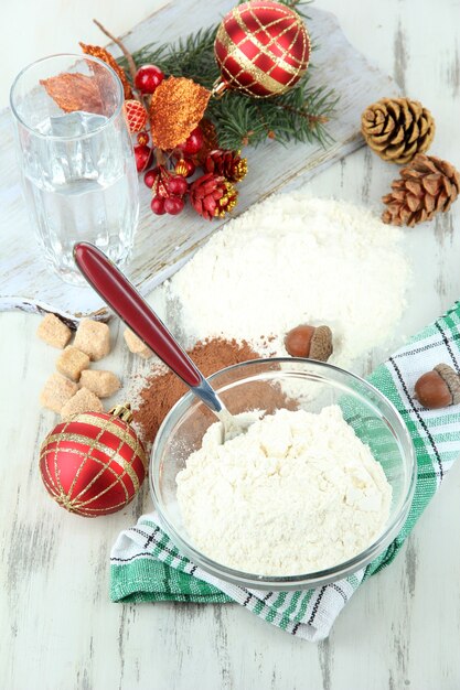 Cocinar galletas de Navidad en la mesa de madera