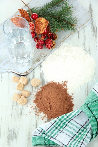 Cocinar galletas de Navidad en la mesa de madera