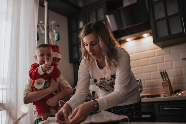 Cocinar galletas navideñas con glaseado. Familia