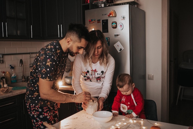 Cocinar galletas navideñas con glaseado. Familia