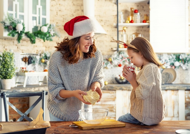 Cocinar galletas navideñas