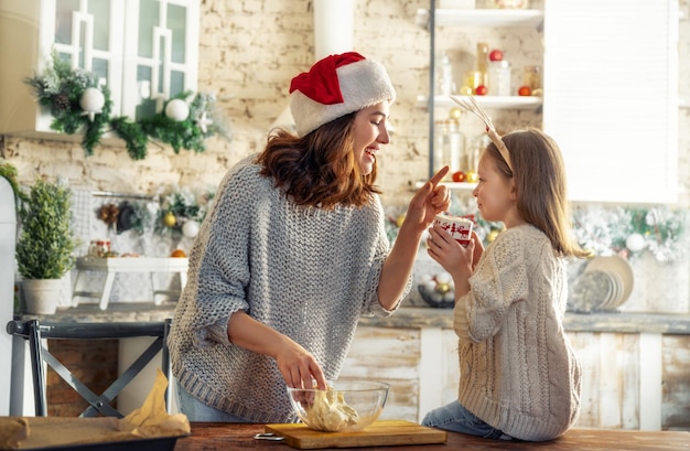 Cocinar galletas navideñas