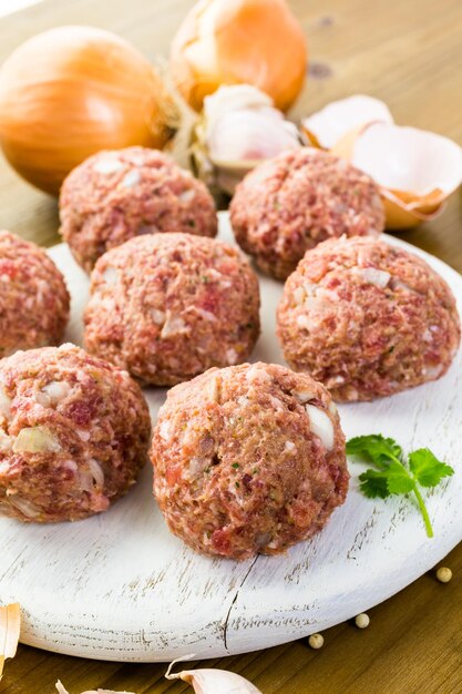 Cocinar grandes albóndigas italianas caseras para la cena.