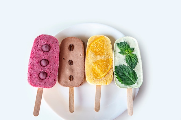 Foto cocinar helados multicolores caseros.