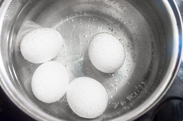 Cocinar huevos de gallina blanca en una cacerola