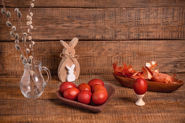 cocinar huevos de Pascua en casa, pintar con pinturas naturales