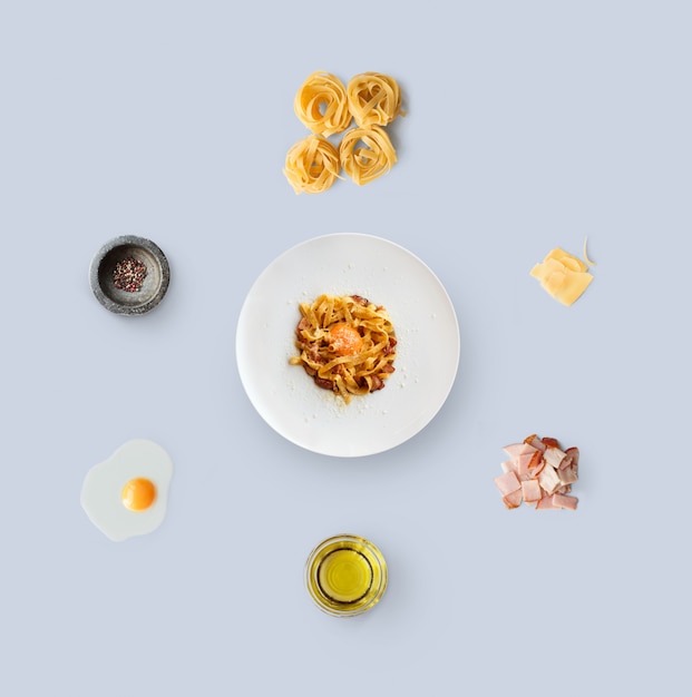 Cocinar ingredientes para comida italiana, carbonara, aislado