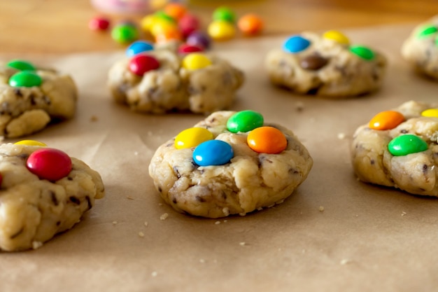 Cocinar juntos en casa. Quédate a salvo. Aislamiento. Haz galletas caseras con pastillas de colores.