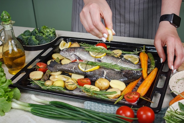 Foto cocinar lubina con hierbas aromáticas y verduras