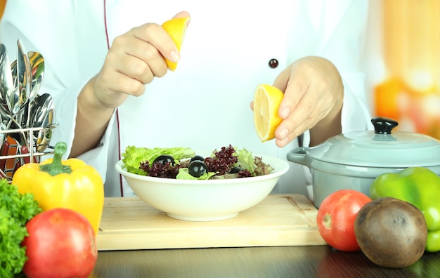 Cocinar manos preparar ensalada