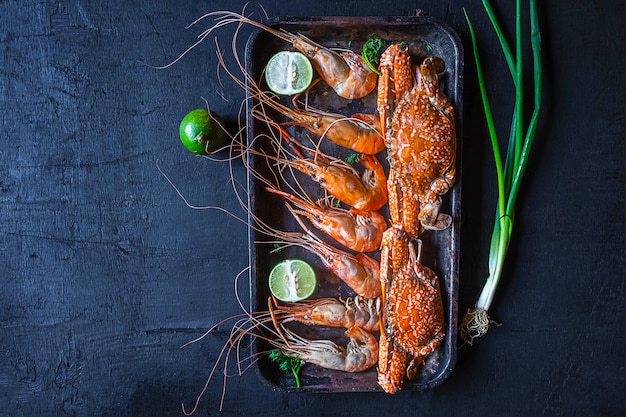 Cocinar los mariscos con camarones y cangrejo en la mesa.