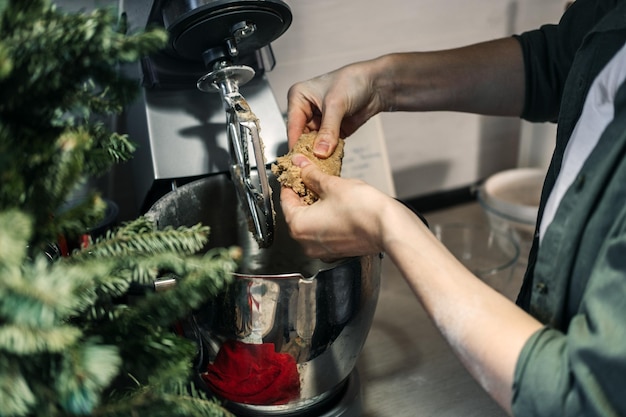 Cocinar masa para productos e ingredientes de pan de jengibre en la mesa de la cocina lista para hacer la Navidad