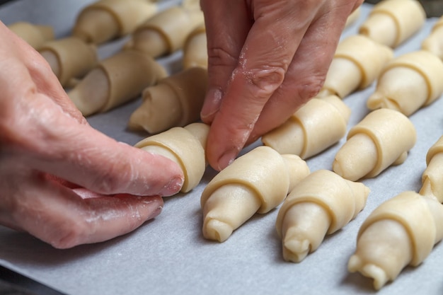 Cocinar mini croissants en la cocina de casa