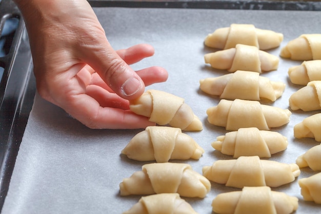 Cocinar mini croissants en la cocina de casa