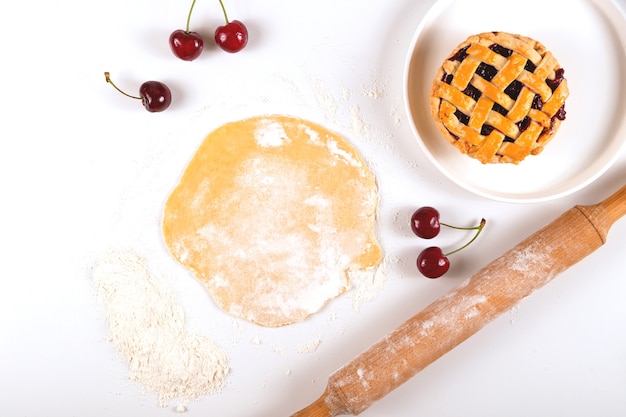 Cocinar mini tarta de cerezas casera - concepto de comida de otoño