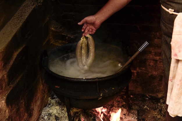 Cocinar morcilla blanca en una cacerola de hierro en una estufa