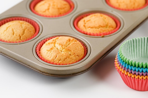 Cocinar muffins Cupcakes en una fuente para hornear Bandeja para hornear Bandeja de metal para muffins