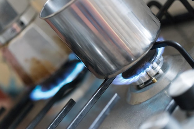 Cocinar con olla de agua a gas en la cocina