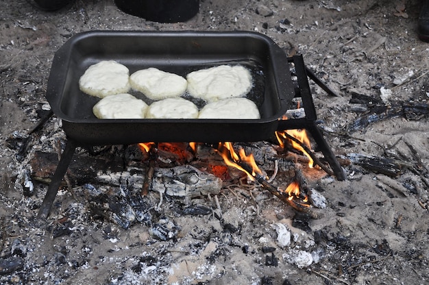 Cocinar panqueques al fuego en condiciones de campo