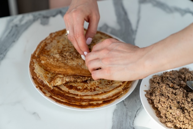 Cocinar panqueques con relleno de carne.