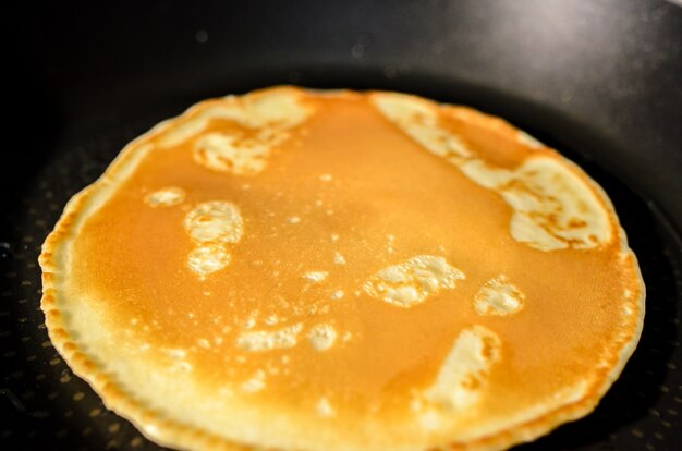 Cocinar panqueques en una sartén