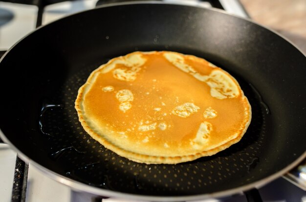 Cocinar panqueques en una sartén