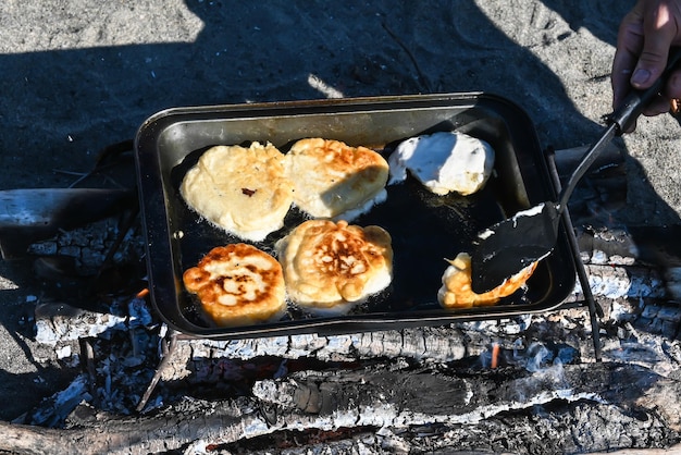 Cocinar panqueques sobre el fuego