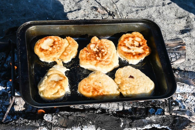 Cocinar panqueques sobre el fuego