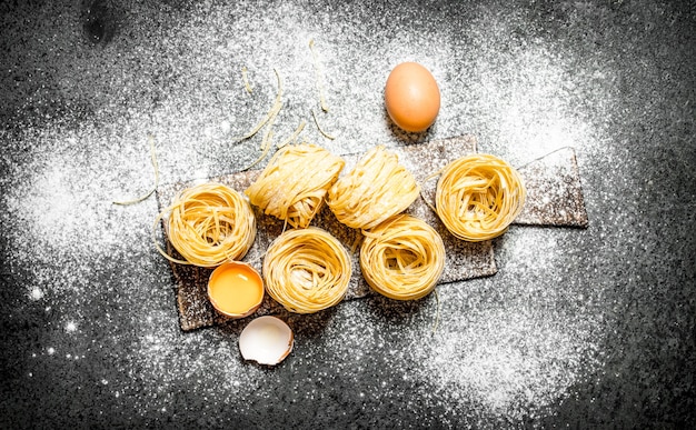 Cocinar pasta casera con huevo y harina