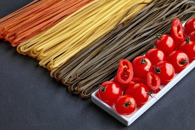 Cocinar pasta casera con tomates naturales y pimientos al pimentón