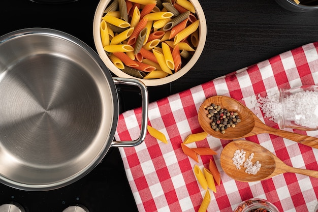 Cocinar la pasta en la cocina de casa en una olla de cerca