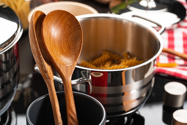 Cocinar la pasta en la cocina de casa en una olla de cerca