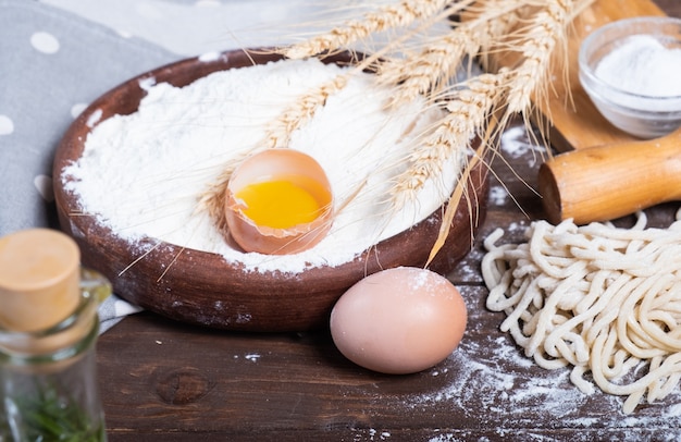 Cocinar pasta, fideos. Ingredientes para cocinar fideos en una mesa de madera, primer plano.