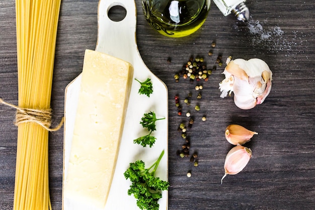Cocinar pasta orgánica con hierbas de ajo y queso parmesano.