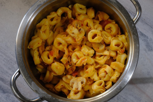 Cocinar pasta tortellini macro shot