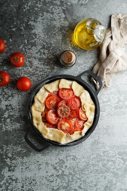 Cocinar pastel de hojaldre con queso feta y tomates, aceite de oliva y especias